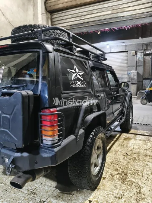 جيب شيروكي 2002 أسود مستعملة للبيع - 7