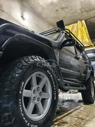 جيب شيروكي 2002 أسود مستعملة للبيع