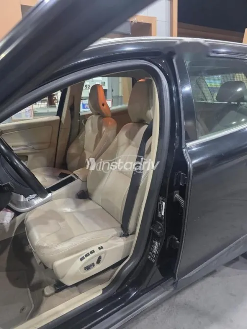 فولفو XC60 2012 أسود مستعملة للبيع - 1