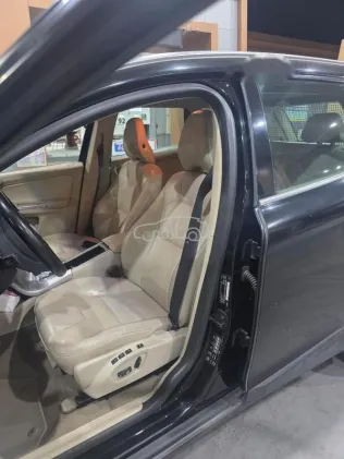 فولفو XC60 2012 أسود مستعملة للبيع