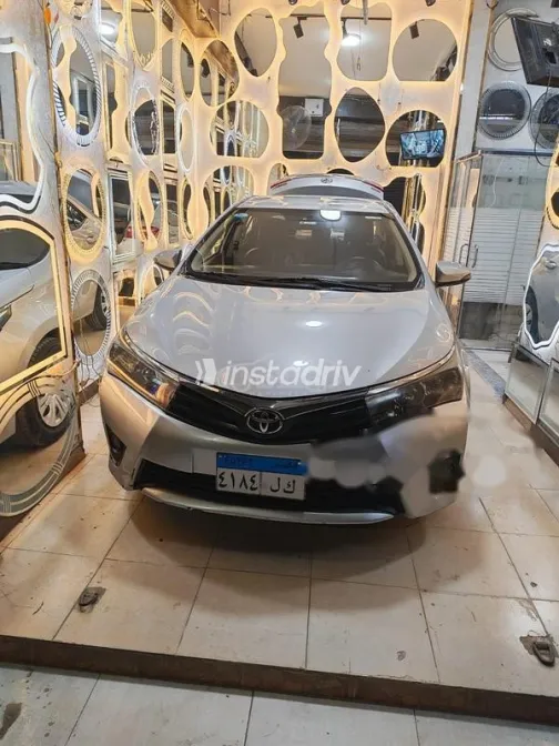 تويوتا كورولا 2016 رمادي مستعملة للبيع - 1