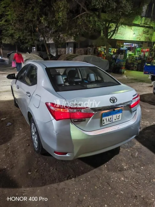 تويوتا كورولا 2016 رمادي مستعملة للبيع - 5