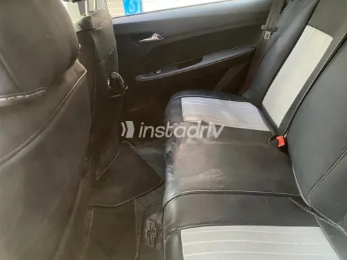 Chevrolet Captiva 2025 White Used for Sale - 3