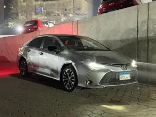 تويوتا كورولا 2025 فضي مستعملة للبيع