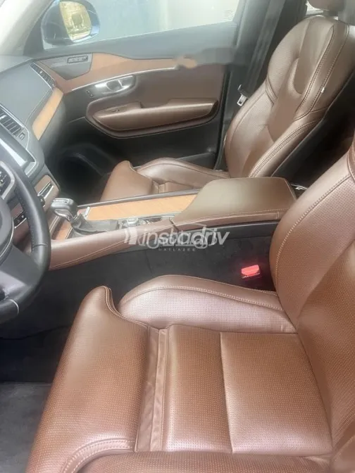 فولفو XC90 2020 أزرق غامق مستعملة للبيع - 7