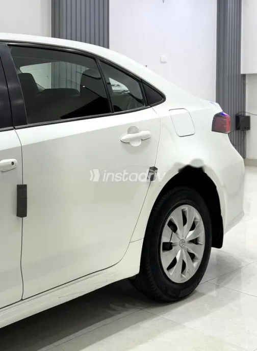 تويوتا كورولا 2021 أبيض مستعملة للبيع - 2