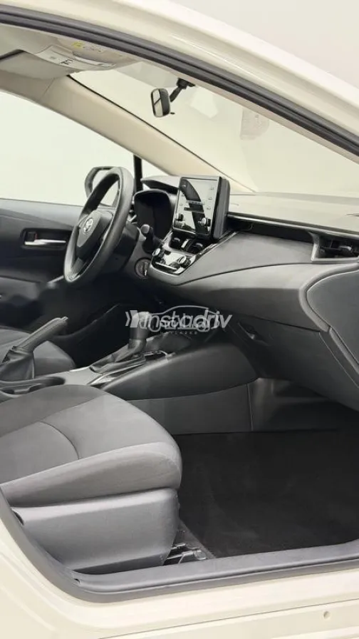 تويوتا كورولا 2021 أبيض مستعملة للبيع - 3