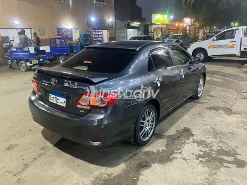 تويوتا كورولا 2011 رمادي مستعملة للبيع - 2