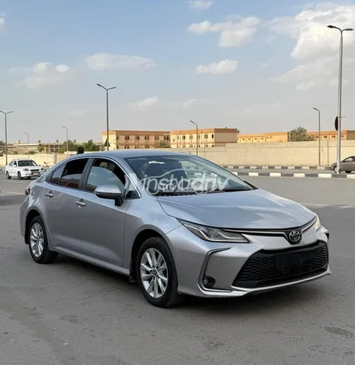 تويوتا كورولا 2024 فضي مستعملة للبيع - 2