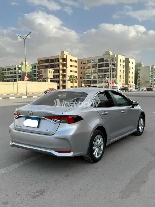 تويوتا كورولا 2024 فضي مستعملة للبيع - 3