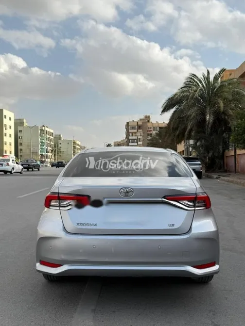 تويوتا كورولا 2024 فضي مستعملة للبيع - 4