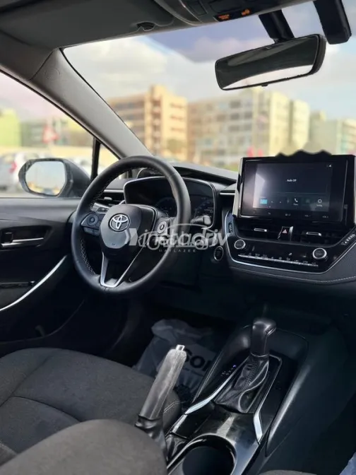 تويوتا كورولا 2024 فضي مستعملة للبيع - 8