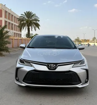 تويوتا كورولا 2024 فضي مستعملة للبيع