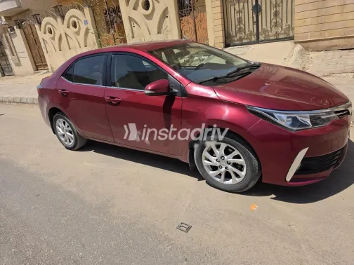 تويوتا كورولا 2017 أحمر غامق مستعملة للبيع - 2