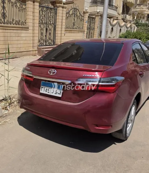 تويوتا كورولا 2017 أحمر غامق مستعملة للبيع - 3