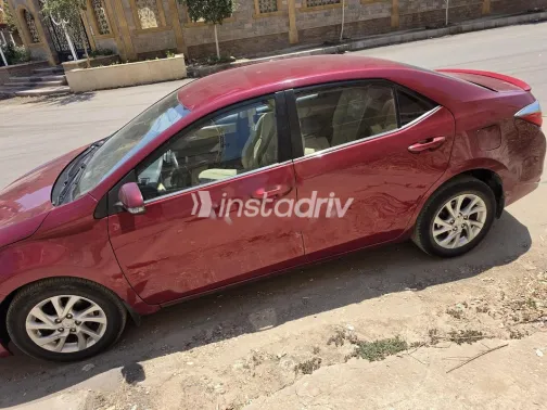 تويوتا كورولا 2017 أحمر غامق مستعملة للبيع - 4