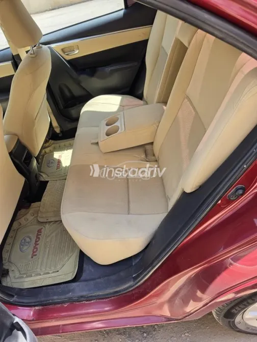 تويوتا كورولا 2017 أحمر غامق مستعملة للبيع - 5