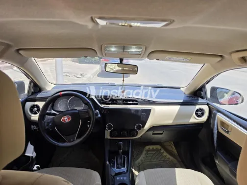 تويوتا كورولا 2017 أحمر غامق مستعملة للبيع - 6