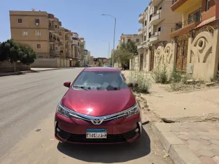 تويوتا كورولا 2017 أحمر غامق مستعملة للبيع