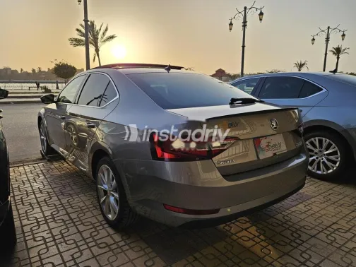 سكودا سوبيرب 2019 ذهبي مستعملة للبيع - 3