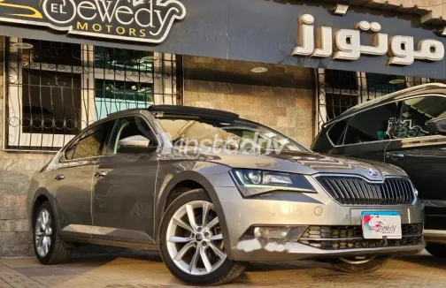 سكودا سوبيرب 2019 ذهبي مستعملة للبيع - 8