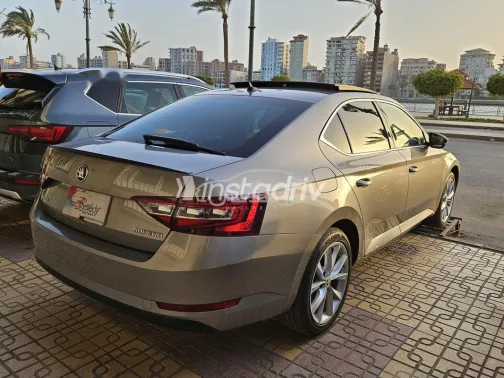 سكودا سوبيرب 2019 ذهبي مستعملة للبيع - 10