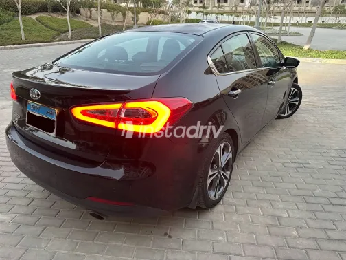 كيا سيراتو 2015 أبيض مستعملة للبيع - 9