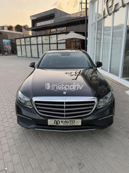 مرسيدس E 180 2017 أسود مستعملة للبيع - 1