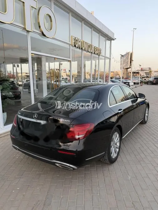 مرسيدس E 180 2017 أسود مستعملة للبيع - 6