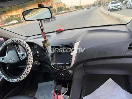 هيونداي اكسنت RB 2021 أحمر غامق مستعملة للبيع - 2