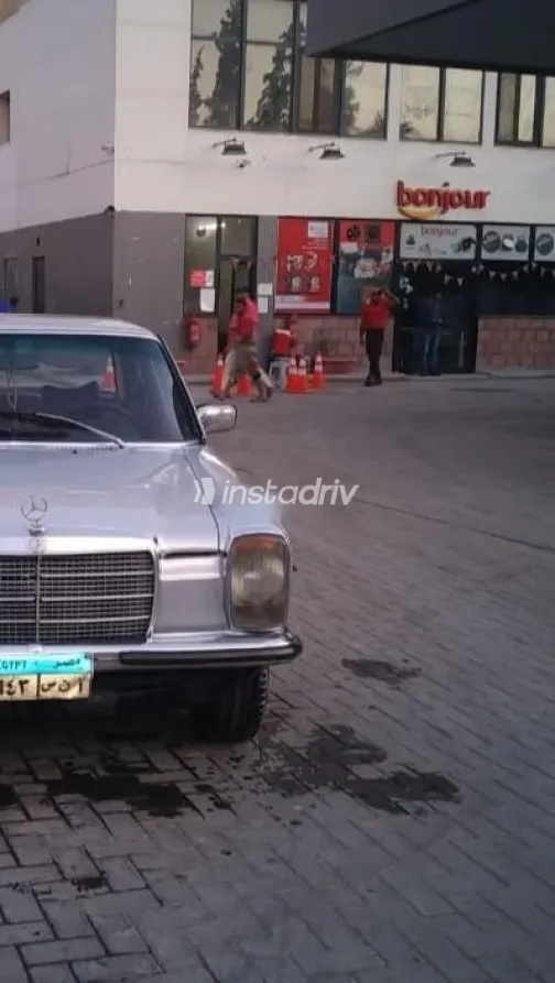 مرسيدس 200 1976 فضي مستعملة للبيع - 2