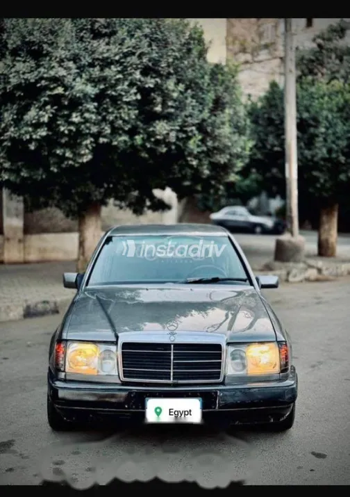 Mercedes E 200 1988 Silver Used for Sale - 2