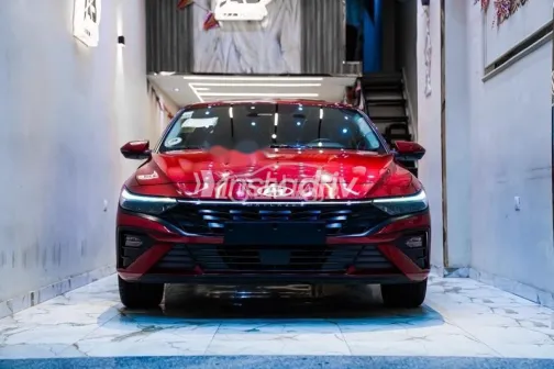 هيونداي إلنترا 2024 أحمر مستعملة للبيع - 1