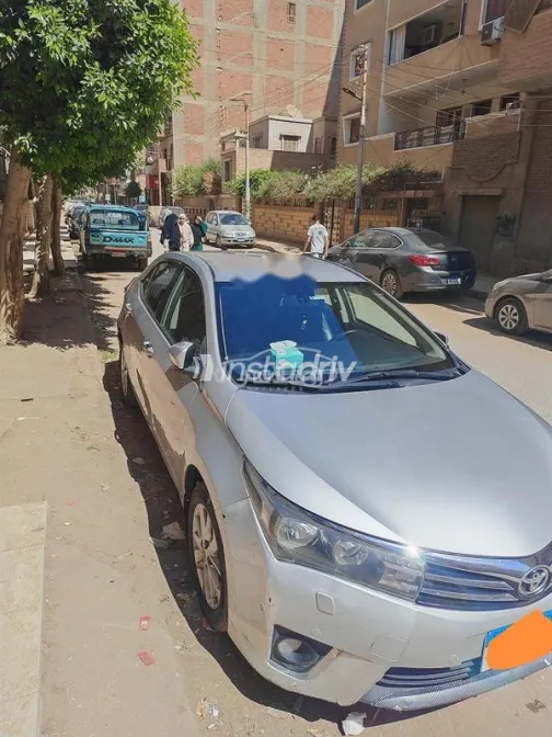 تويوتا كورولا 2015 فضي مستعملة للبيع - 1