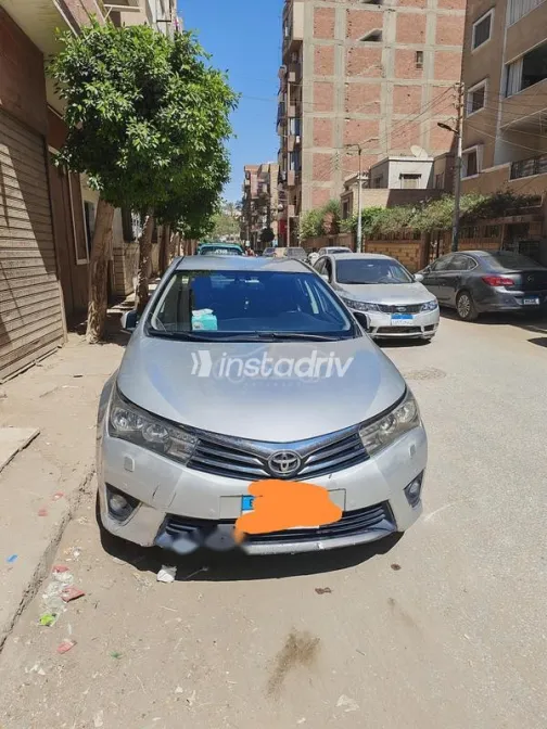 تويوتا كورولا 2015 فضي مستعملة للبيع - 3