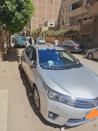 تويوتا كورولا 2015 فضي مستعملة للبيع