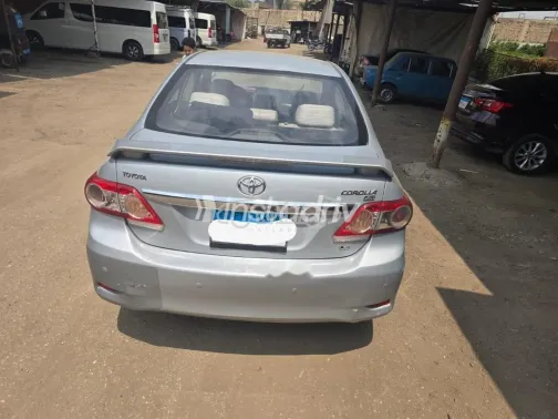 تويوتا كورولا 2012 فضي مستعملة للبيع - 2