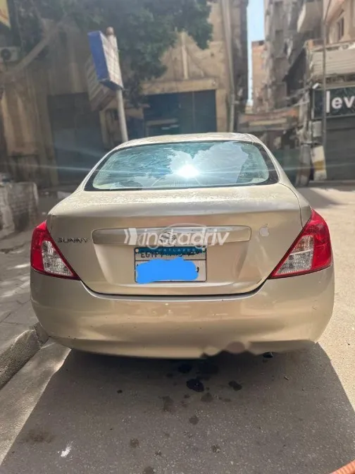 نيسان صنى 2013 ذهبي مستعملة للبيع - 4