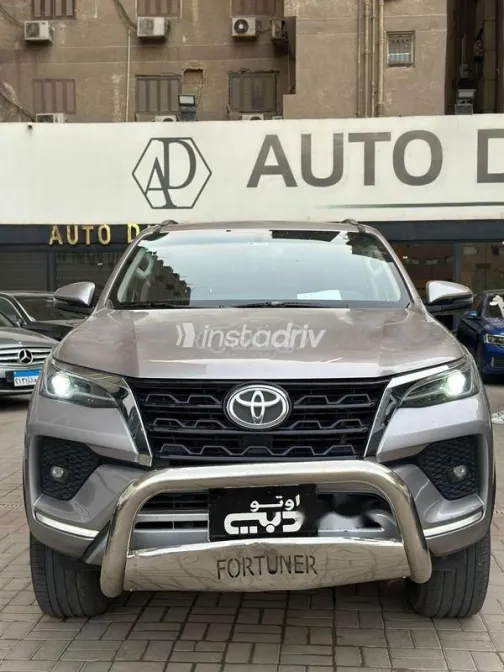 تويوتا فورتشنر 2022 ذهبي مستعملة للبيع - 1