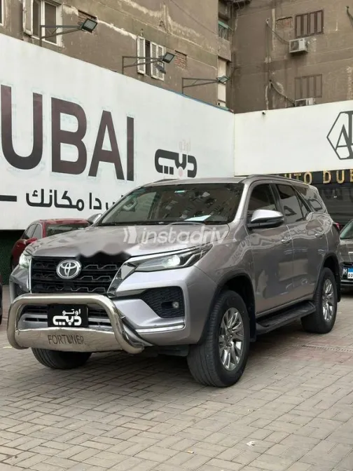 تويوتا فورتشنر 2022 ذهبي مستعملة للبيع - 2