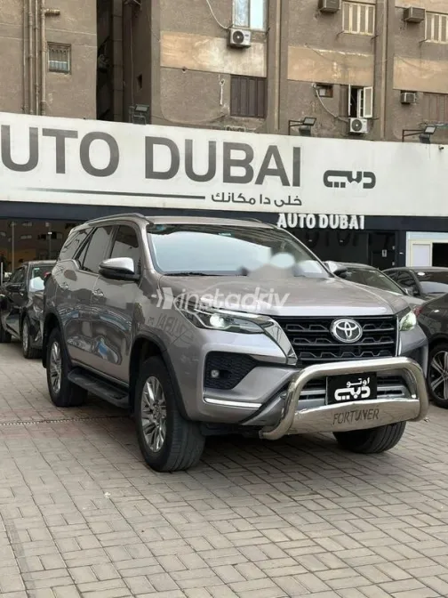 تويوتا فورتشنر 2022 ذهبي مستعملة للبيع - 3