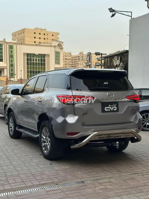 تويوتا فورتشنر 2022 ذهبي مستعملة للبيع - 9