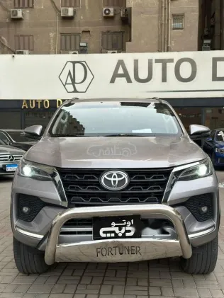 تويوتا فورتشنر 2022 ذهبي مستعملة للبيع
