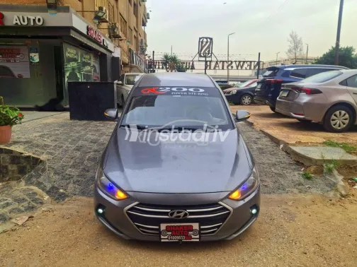 هيونداي إلنترا اى دى 2017 رمادي غامق مستعملة للبيع - 3