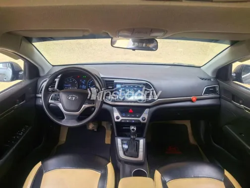 هيونداي إلنترا اى دى 2017 رمادي غامق مستعملة للبيع - 4