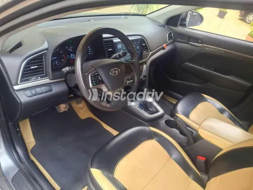 هيونداي إلنترا اى دى 2017 رمادي غامق مستعملة للبيع - 5