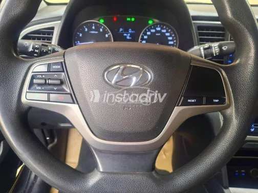 هيونداي إلنترا اى دى 2017 رمادي غامق مستعملة للبيع - 6