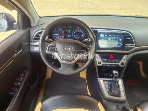 هيونداي إلنترا اى دى 2017 رمادي غامق مستعملة للبيع - 7