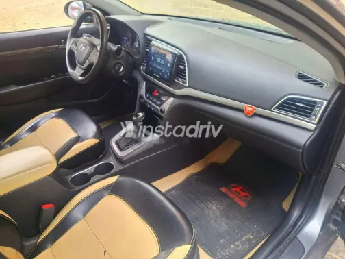 هيونداي إلنترا اى دى 2017 رمادي غامق مستعملة للبيع - 8