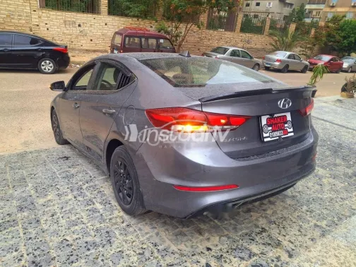 هيونداي إلنترا اى دى 2017 رمادي غامق مستعملة للبيع - 9